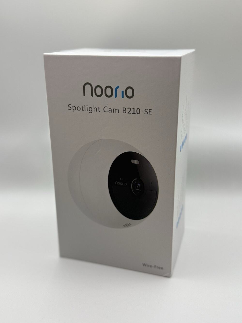 Noorio Spotlight Cam B210 Wire-Free Outdoor Security Camera